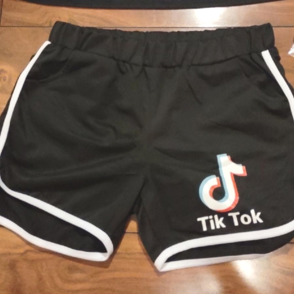 Tik Tok Crop Top Shorts Set With Face Mask - Picture 3 of 7